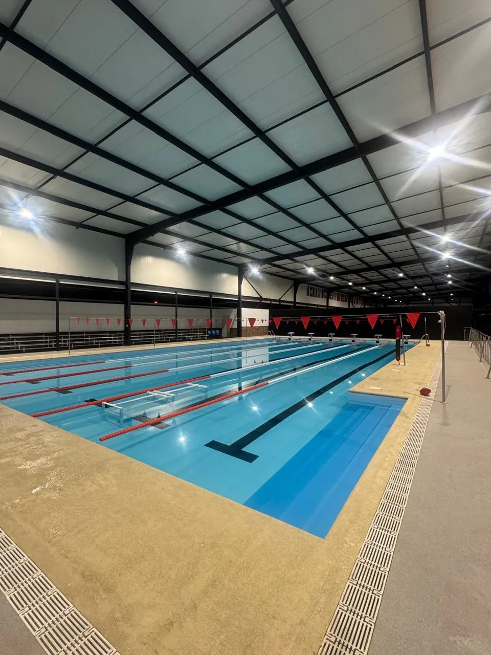 Piscina techada de la sede Costa Sur con carriles y banderines